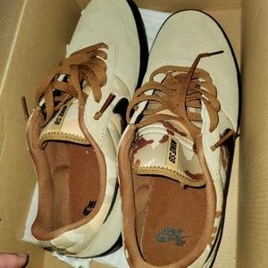 Nike SB Team Classic in Parachute Beige